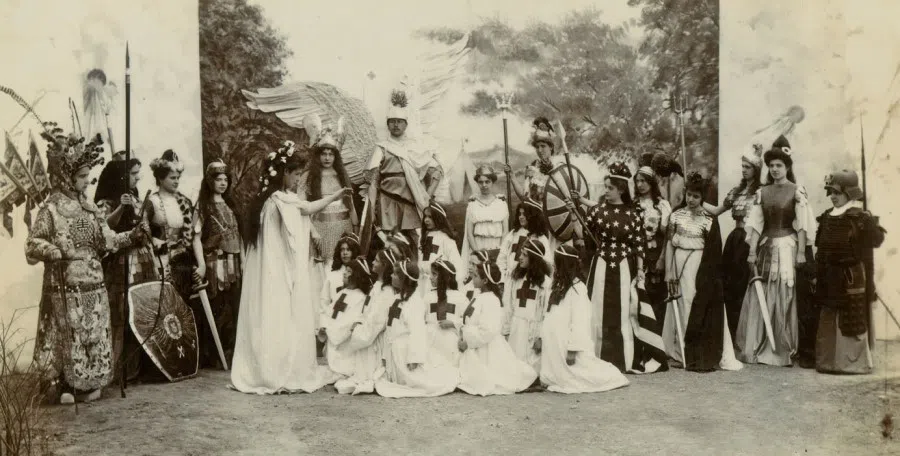 Germans in Tianjin during the late Qing dynasty depict angels spreading the gospel. The characters are in Chinese costumes, showing another side of cultural integration.
