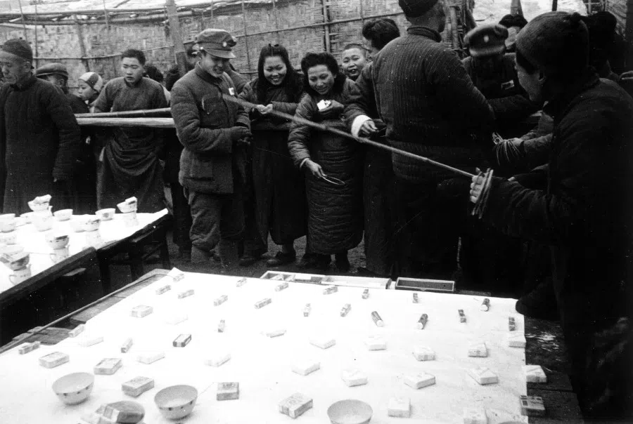 The ring toss is a common game at the Confucius Temple lantern fair.