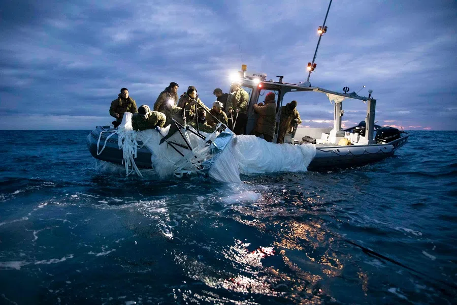 This picture provided by the US Navy shows sailors assigned to Explosive Ordnance Disposal Group 2 recover a high-altitude surveillance balloon off the coast of Myrtle Beach, South Carolina, in the Atlantic ocean on 5 February 2023. (Petty Officer 1st Class Tyler Thompson/US Navy/AFP)