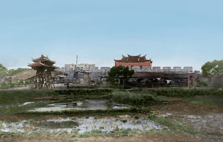 The north gate of Taipei, 1900, preserving the look of a Chinese city. The Japanese colonial government later demolished the buildings within and outside the old city, retaining only some city gates.