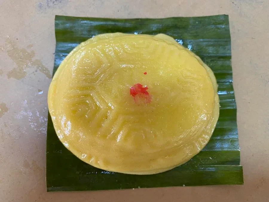 Mung bean pastry called yni (圆) in Minnan dialect, sold at a coffee shop in Senggarang, Johor. (Photo: Tan Chee-Beng)