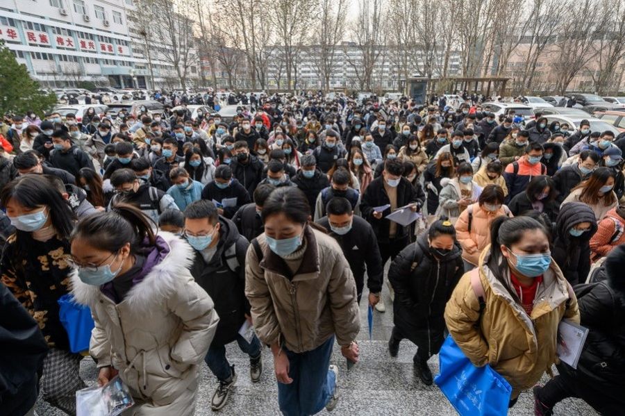 Young people streaming in to take the civil service exam in Taiyuan city, Shanxi province, 28 November 2021. (CNS)