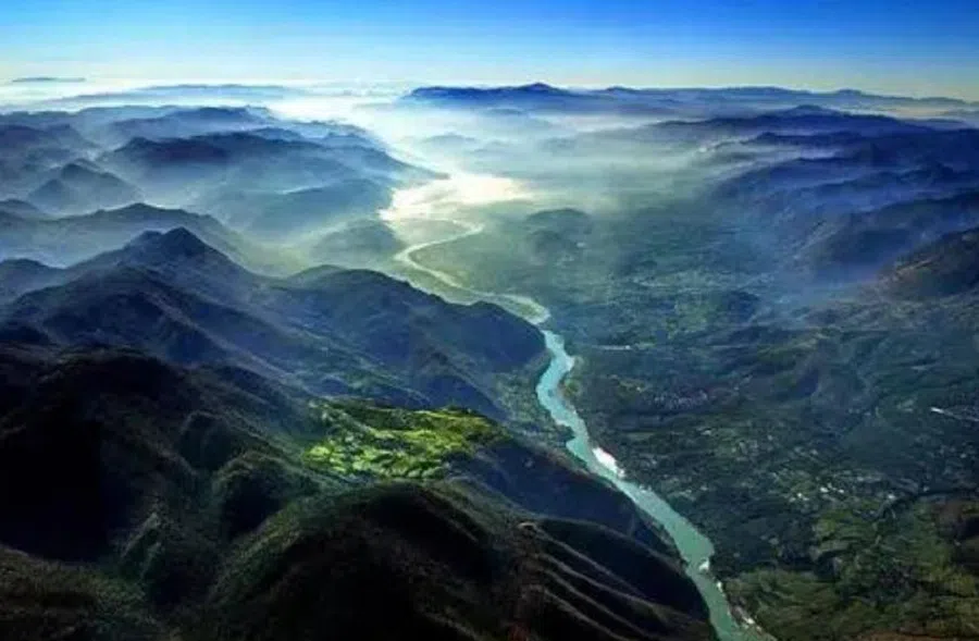 The Ailao range features more than 20 peaks soaring more than 2,000 metres above sea level. (Internet)