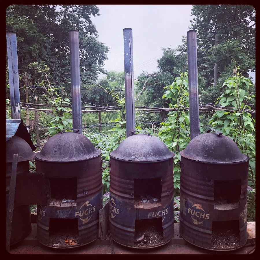 An improvised oven at a local dining establishment in Yiwu (义乌), Zhejiang.