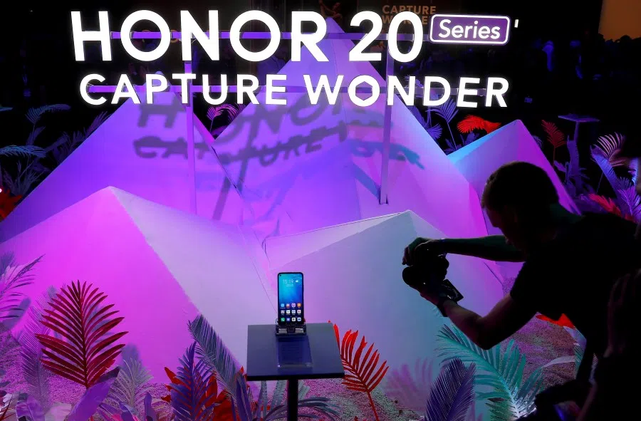 A visitor to the launch of Huawei's Honor 20 range of smartphones photographs the product at an event in London, 21 May 2019. (Peter Nicholls/REUTERS)