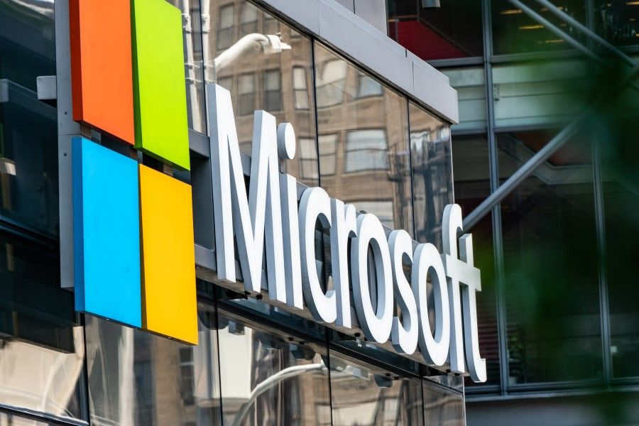 Microsoft signage is displayed outside a Microsoft Technology Center in New York, 22 July 2020. ByteDance is currently in talks with Microsoft on an acquisition deal. (Jeenah Moon/Bloomberg)