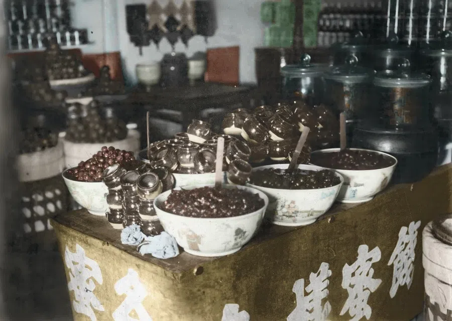 A dessert shop in Jiangnan, 1930s.
