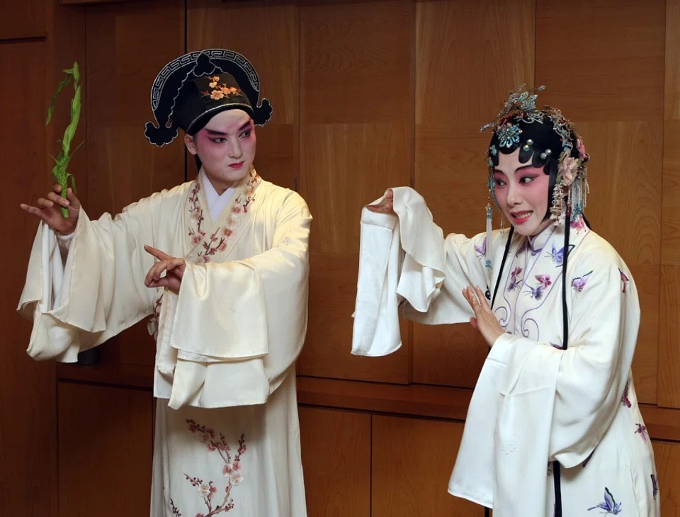 A scene from Pai Hsien-yung's youth edition of The Peony Pavilion as performed in Esplanade, Singapore, in May 2009. (SPH)