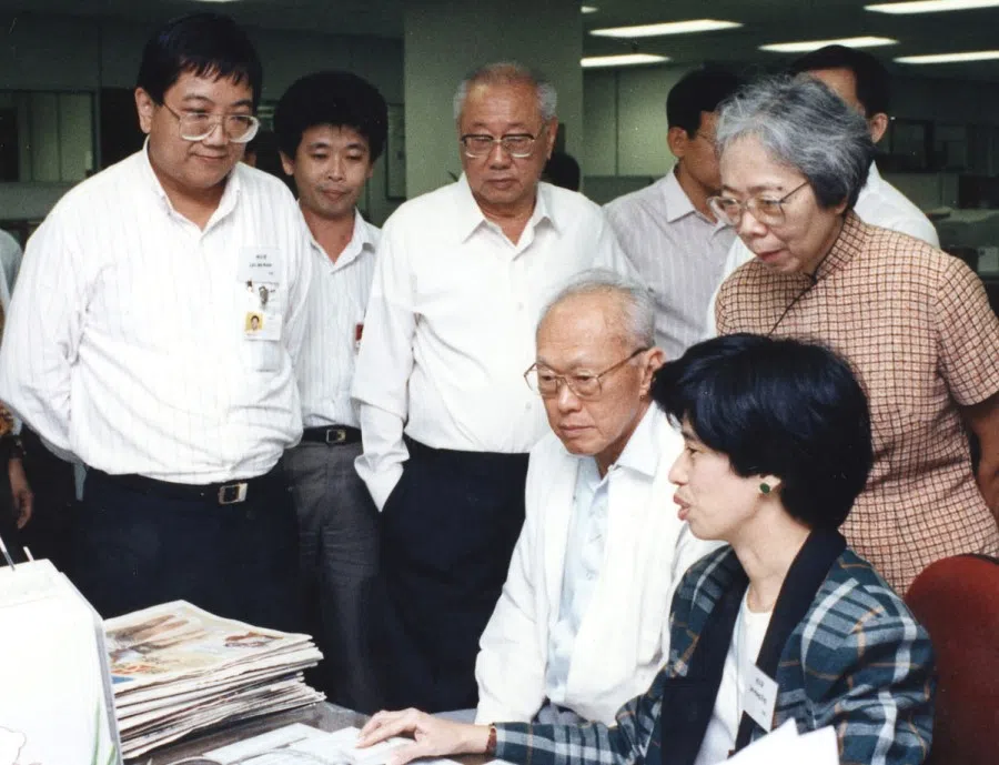 Lee Kuan Yew (seated, in white) visiting Lianhe Zaobao's editorial unit, 5 December 1991. Mr Lim Jim Koon is standing first from left. (SPH Media)