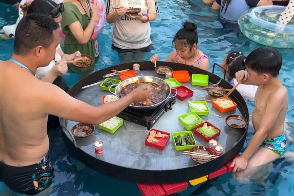 A family enjoys hotpot at a water park in Meixin Wine Town, Chongqing, China. (Screen grab from China News Service)