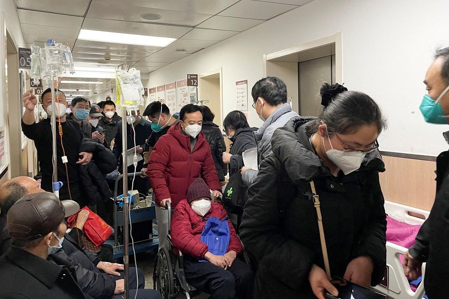Patients receive IV drip treatment in a hallway in the emergency department of a hospital in Shanghai, China, 4 January 2023. (Staff/File Photo/Reuters)
