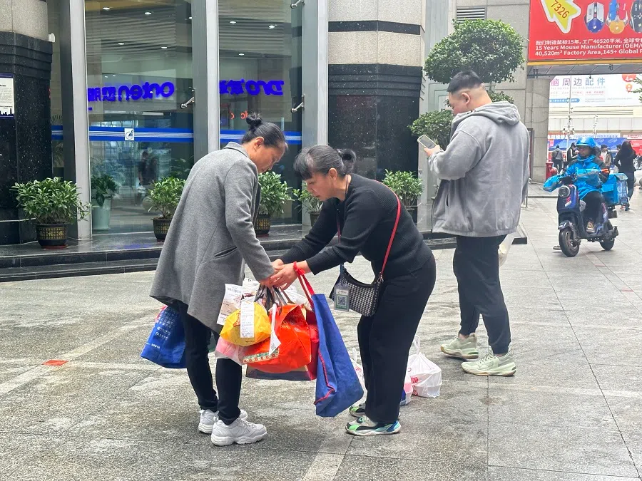 Substitute delivery aunties exchange orders among themselves to make their jobs easier.