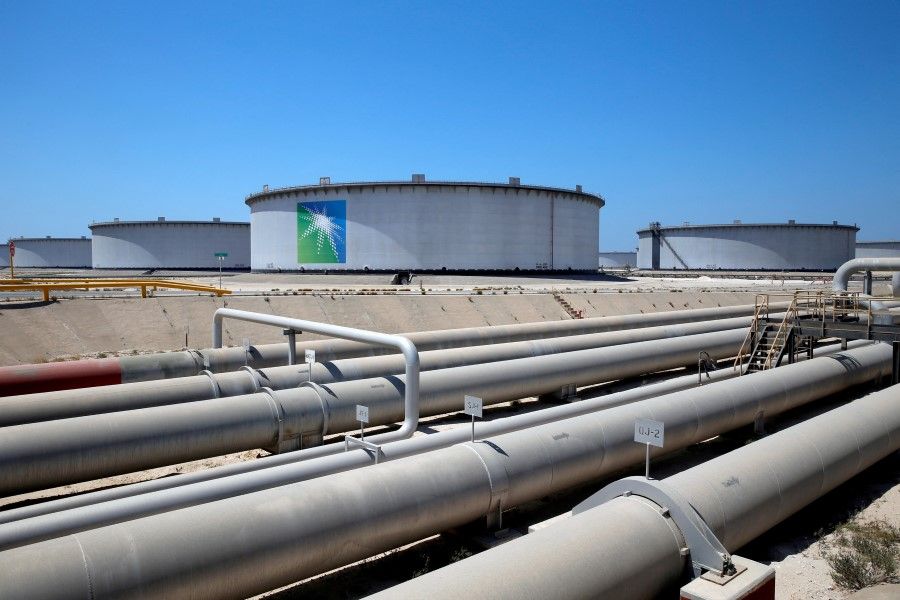 General view of Aramco tanks and oil pipe at Saudi Aramco's Ras Tanura oil refinery and oil terminal in Saudi Arabia, 21 May 2018. (Ahmed Jadallah/Reuters)