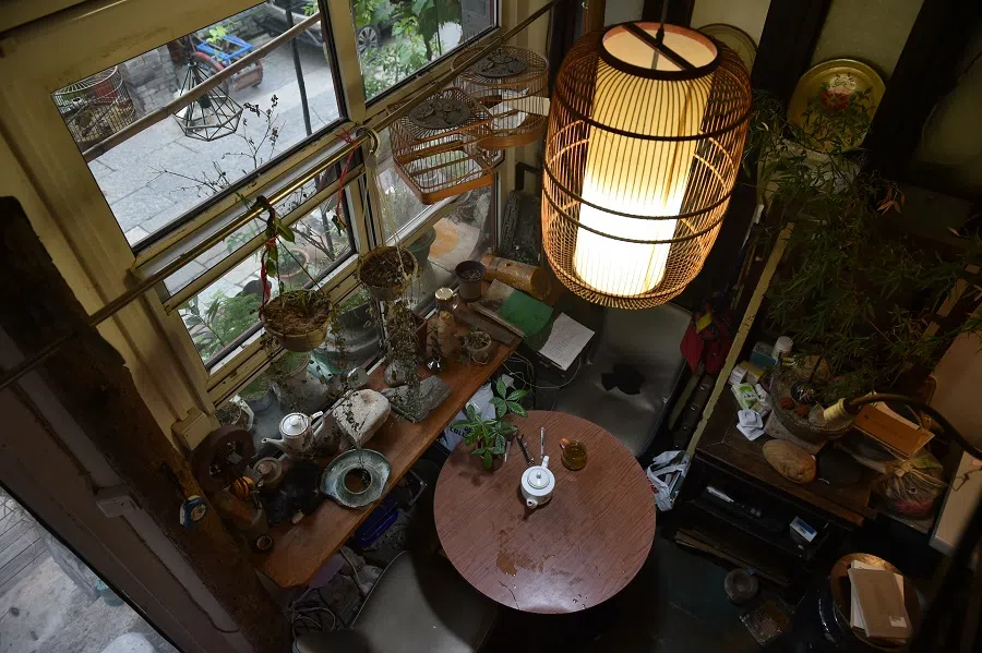 Yao Jianhua loves collecting old hutong objects. (Photo: Li Shanyi)