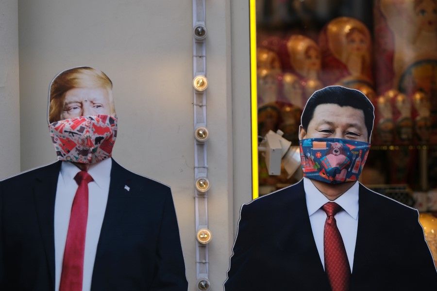 Cardboard cutouts of US President Donald Trump and Chinese President Xi Jinping with protective masks, near a gift shop in Moscow, March 23, 2020. (Evgenia Novozhenina/REUTERS)