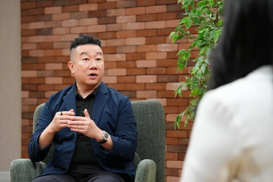 Chef Jereme Leung, a pioneer of modern Chinese fine dining and restaurateur, is interviewed by ThinkChina's Josephine Hong at STUDIO+65 in Singapore, 25 November 2025. (Photo: Lingming Lu)