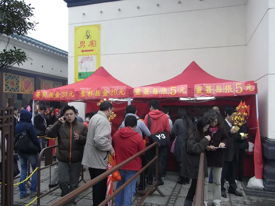 Visitors have their divination lots interpreted at Che Kung Temple in Hong Kong, China. (Photo: Hufoungaow/Licensed under CC BY-SA 3.0)