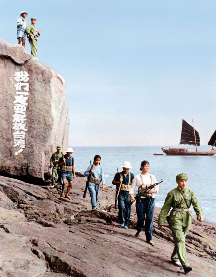 Civilian troops in Xiamen, Fujian, patrolling the coastline, 1960s. The words on the rocks read "We will liberate Taiwan"; cross-strait relations were at their most tense in the mid-1960s.