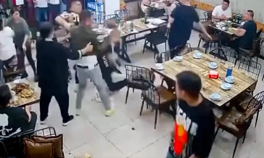 An image of the altercation in Tangshan, 10 June 2022. (Weibo)