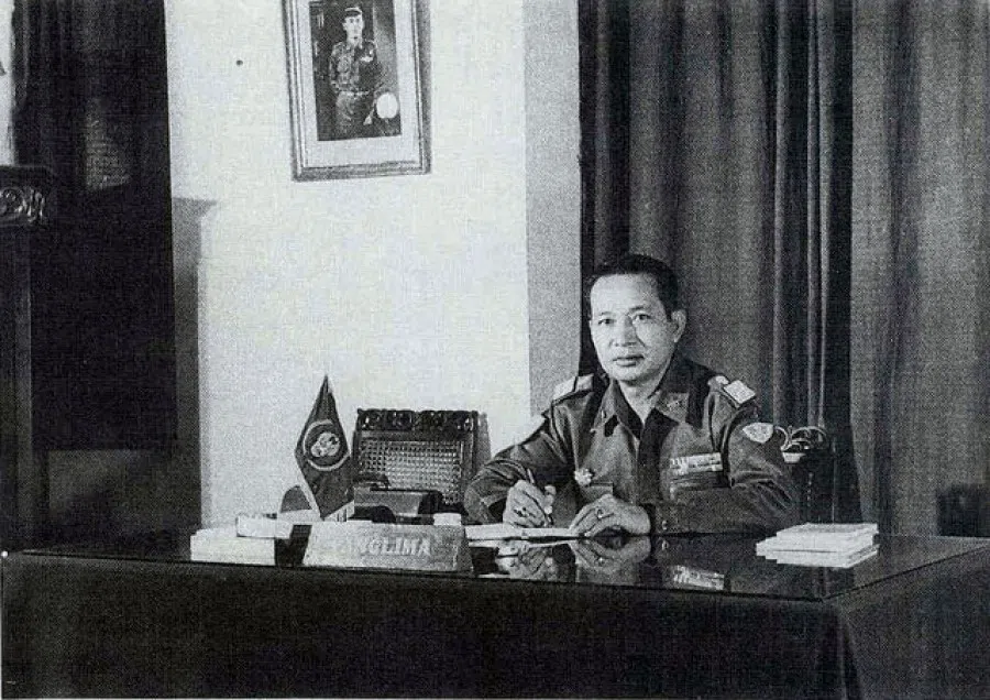 Suharto in his office as the head of the Strategic Reserve, 1963. (Wikimedia)