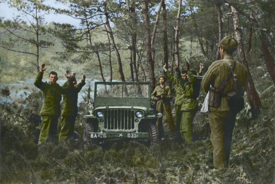 Volunteer troops capture retreating US soldiers, December 1950. Most American POWs were captured by the volunteer army in the first stages of the fighting.