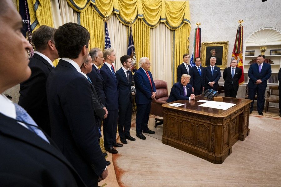US President Donald Trump, center, speaks during a meeting in the Oval Office of the White House in Washington, 13 August 2020. (Doug Mills/Bloomberg)