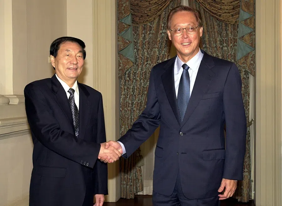 Singapore's Prime Minister Goh Chok Tong shaking hands Chinese Premier Zhu Rongji who is in Singapore to meet ASEAN leaders at the 4th Informal ASEAN summit on 23 November 2000.