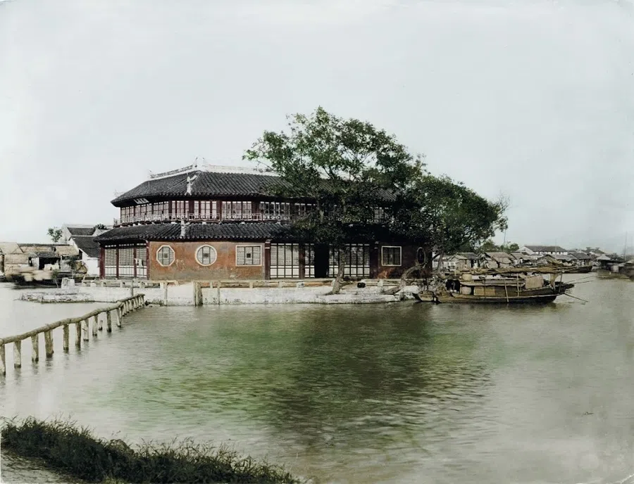 Huangbudun islet on the waters of Wuxi, 1880s.