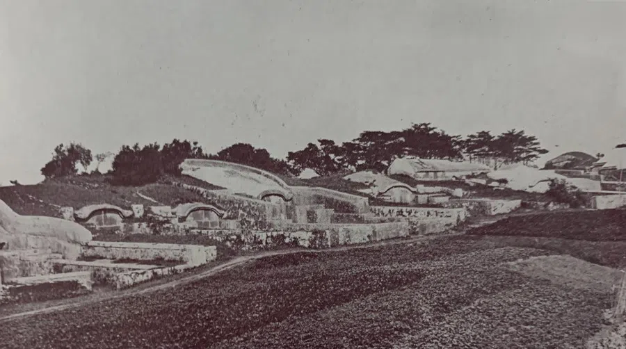 In the 1930s, the tombs of Okinawan people exhibited completely Chinese-style designs, distinct from Japanese tombs, showing a close historical relationship with China.