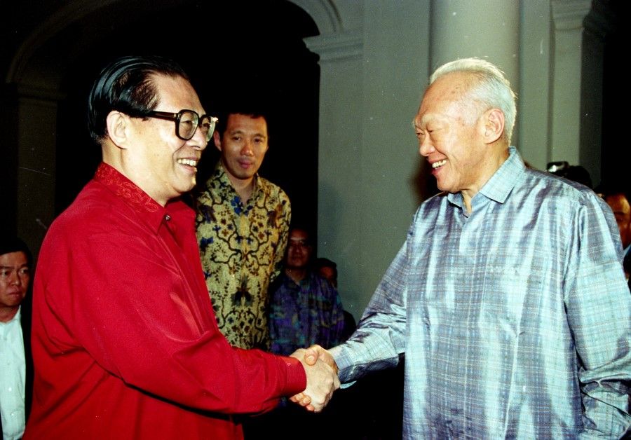 The President of the People's Republic of China, Jiang Zemin meeting Senior Minister Lee Kuan Yew, who hosted a dinner for the Chinese leader at the Istana. Looking on is BG Lee Hsien Loong, the Minister-in Attendance, November 1994. (SPH Media)