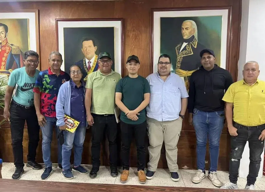 Xu Maike (fifth from left) with members of the municipal government in Venezuela, following discussions on cooperation. (Photo provided by interviewee)
