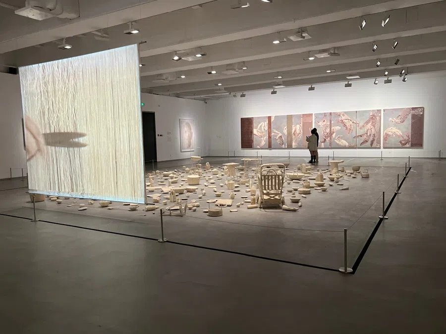 Bound and Unbound《缠了,再剪开》, 1997. Cotton thread, household objects and video installation. Collection of Hong Kong Museum of Art.