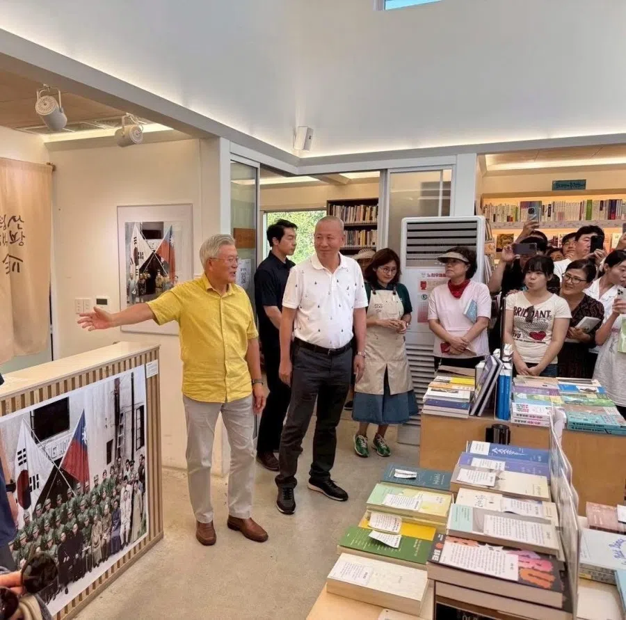 On 16 August, at Pyeongsan Bookstore, former South Korean President Moon Jae-in introduced to readers the historical photographs of the Korean Provisional Government in Chongqing that we donated.