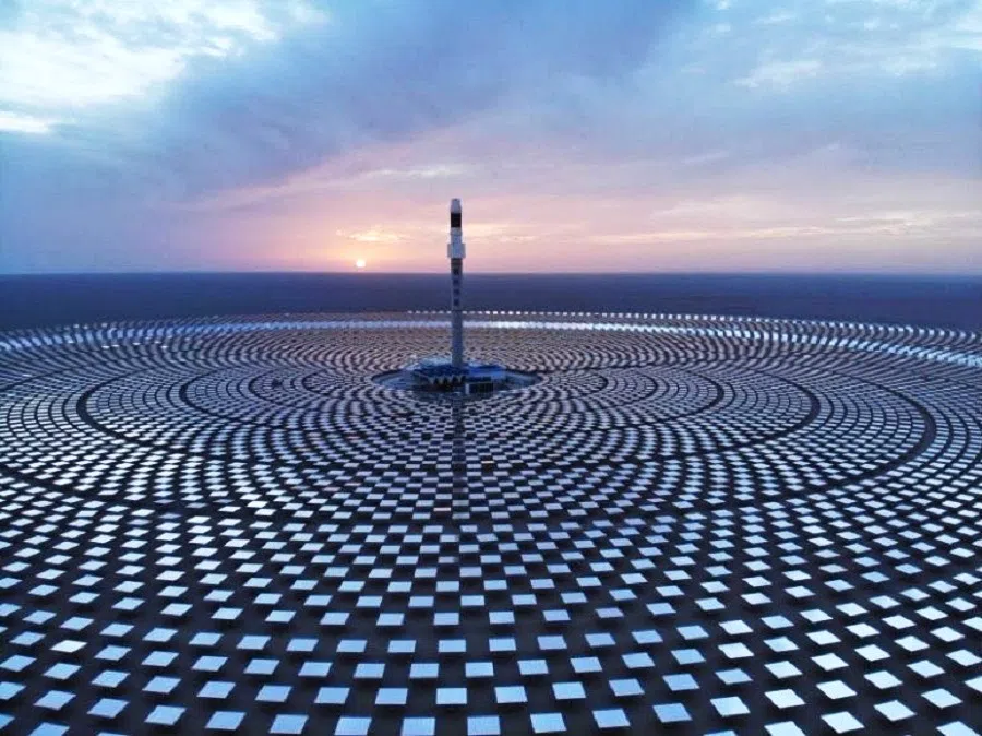Shouhang Resources Saving’s 100-megawatt molten salt tower solar thermal power station at a photovoltaic industrial park about 20 kilometres west of Dunhuang.