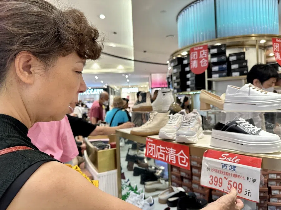 A customer shopping in the Pacific Department Store. (Photo: Chen Jing)