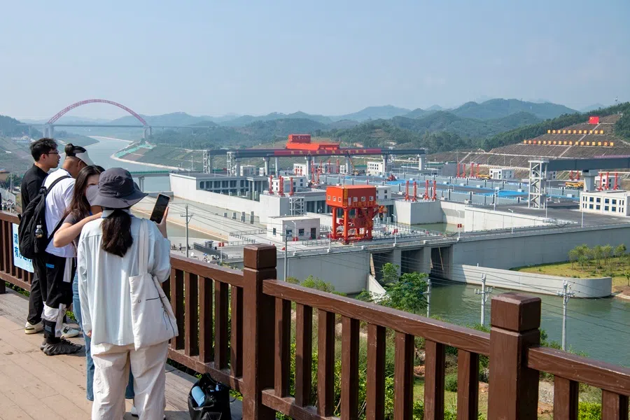 On 13 October, the media delegation of the 2026 “Vibrant China Research Tour” Guangxi themed interview activity visited the Pinglu Canal. The photo shows the Pinglu Canal Horse Trail Hub. (Photo by Zhai Liqiang, China News Service)
