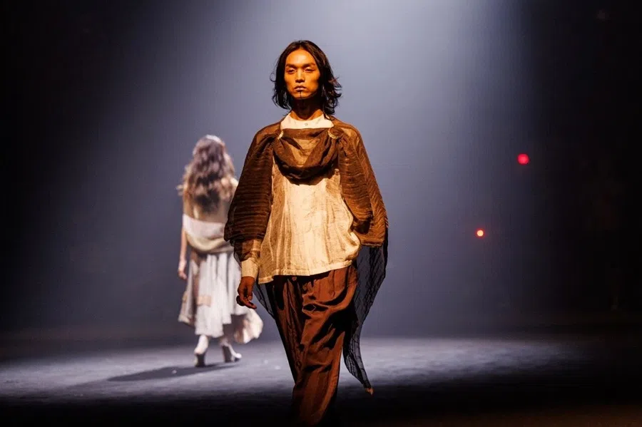 Chinese designer brand TUYUE takes the stage at the 2025 Shanghai Fashion Week.