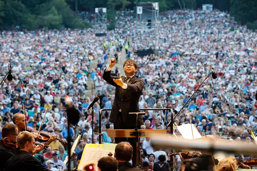 Singaporean conductor Wong Kah Chun conducting at the 2018 Klassik Open Air series in Nuremberg. (Photo: Steffen Oliver Riese)