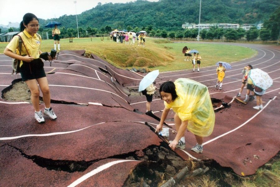 In 1999, during the 921 earthquake, the area near the epicentre was drastically changed. Students from Guangfu Elementary School in Taichung City visited the playground of Guangfu Junior High School in Wufeng township, Taichung county, to understand the fault formations caused by the earthquake as extracurricular learning.