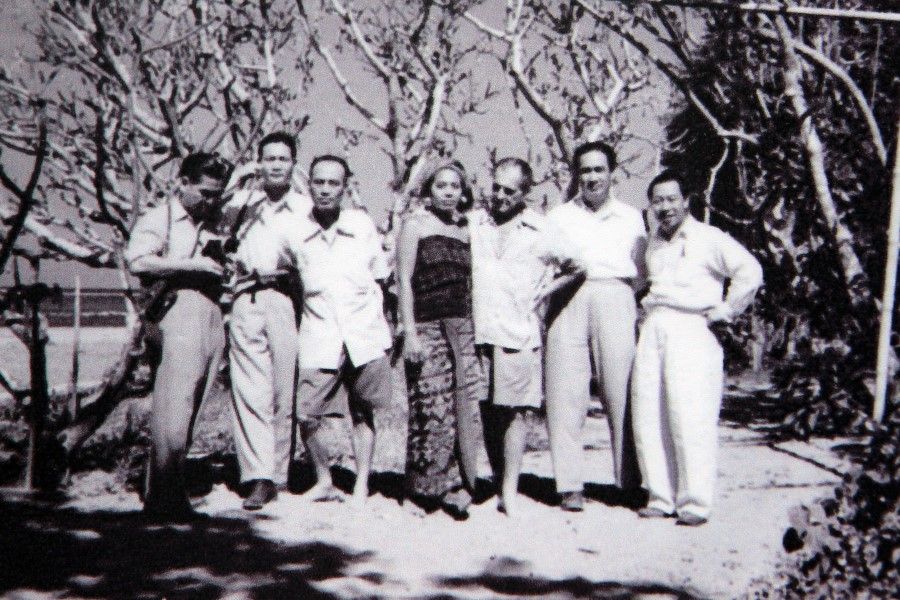 A photo of Liu Kang (first from left), Cheong Soo Pieng (second from left), Chen Chong Swee (first from right) and Chen Wen Hsi (second from right), with Belgian painter Adrien-Jean Le Mayeur (third from right) in Bali, 1952. (SPH Media)