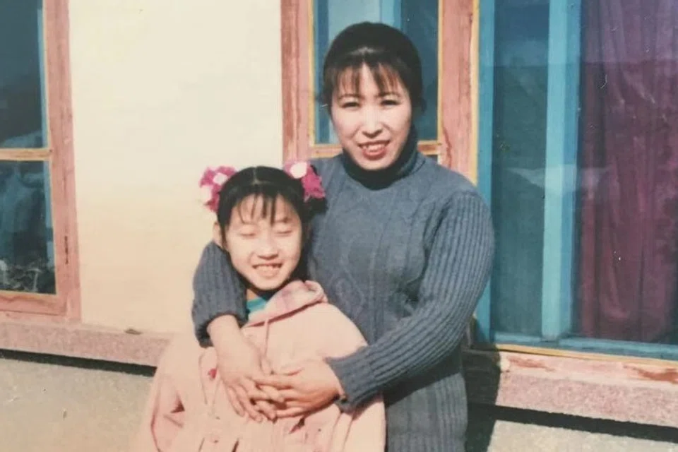 Zhang Yuting, aged 9, with her mother.
