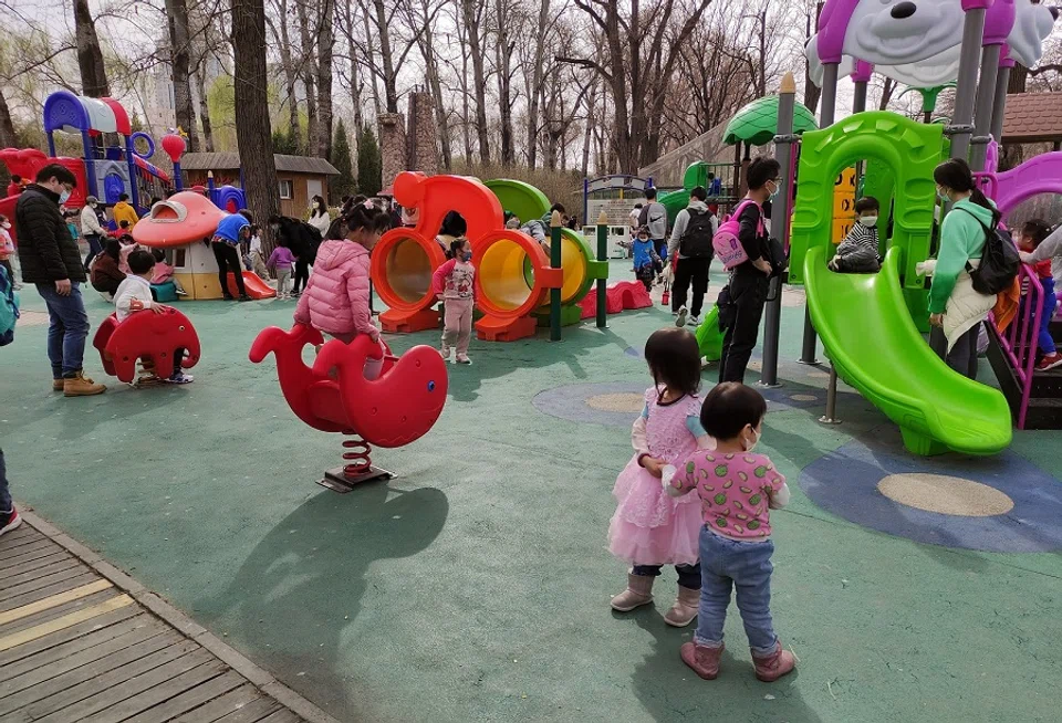 A playground in a zoo with an admission fee of 10 RMB per child.