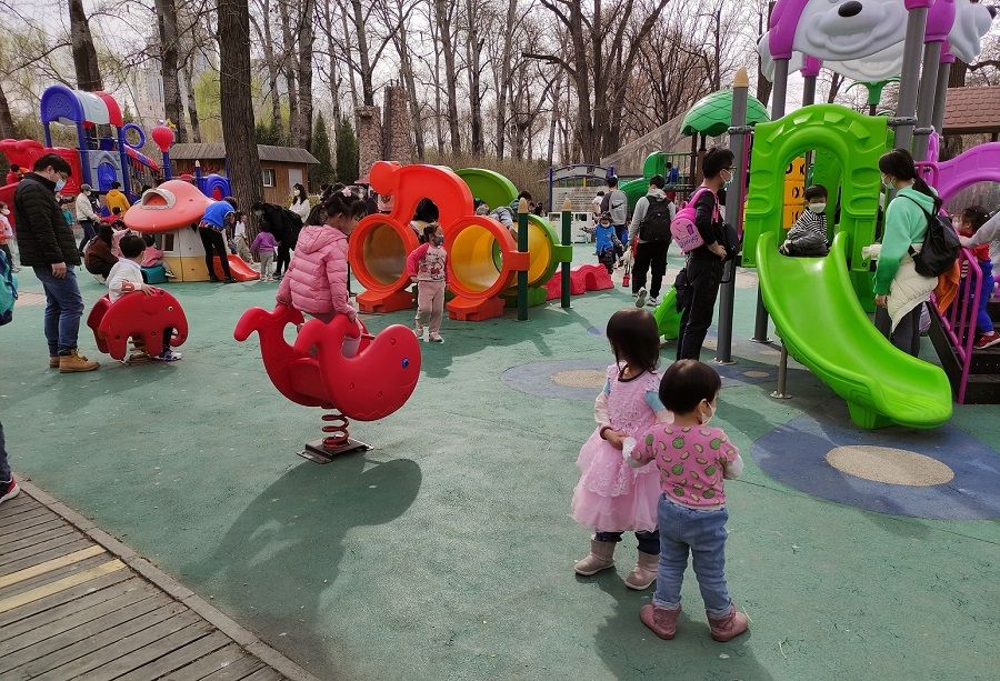 A playground in a zoo with an admission fee of 10 RMB per child.