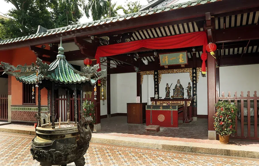 A statue of the ancient Chinese scholar Confucius sits in the side hall of Thian Hock Keng in Singapore. (SPH Media)