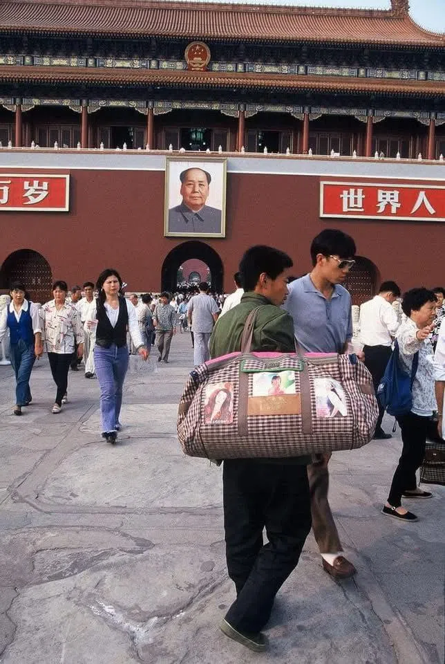 Migrant worker in front of the Forbidden City, Beijing, 1992. (Photo: Koichi Saito)