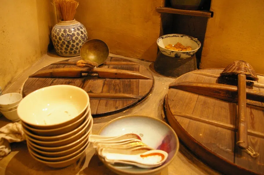 The Shikumen Open House Museum in Shanghai's Xintiandi area shows a kitchen in the traditional shikumen style. (Photo: Jakub Hałun/Licensed under CC BY-SA 3.0)