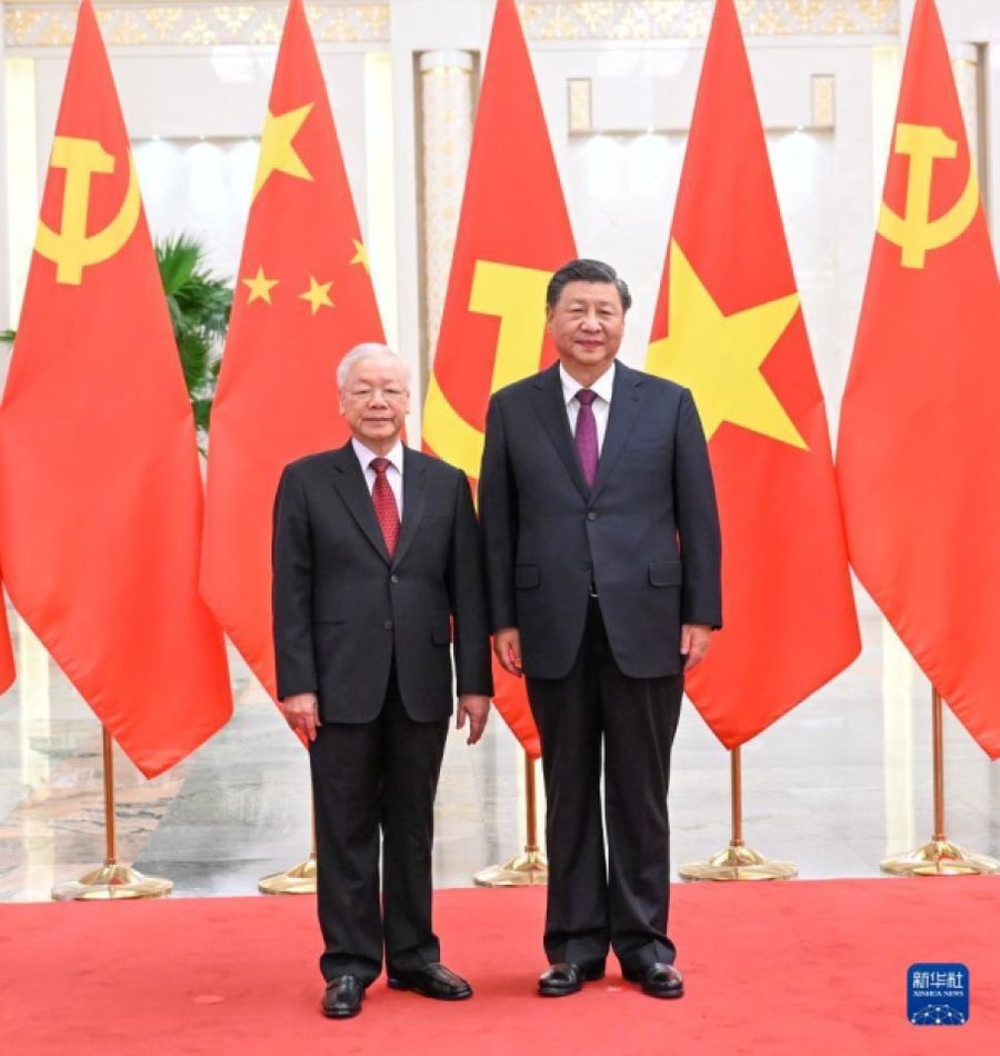 Vietnamese General Secretary Nguyen Phu Trong (left) with Chinese President Xi Jinping, 1 November 2022. (Hua Chunying/Twitter)