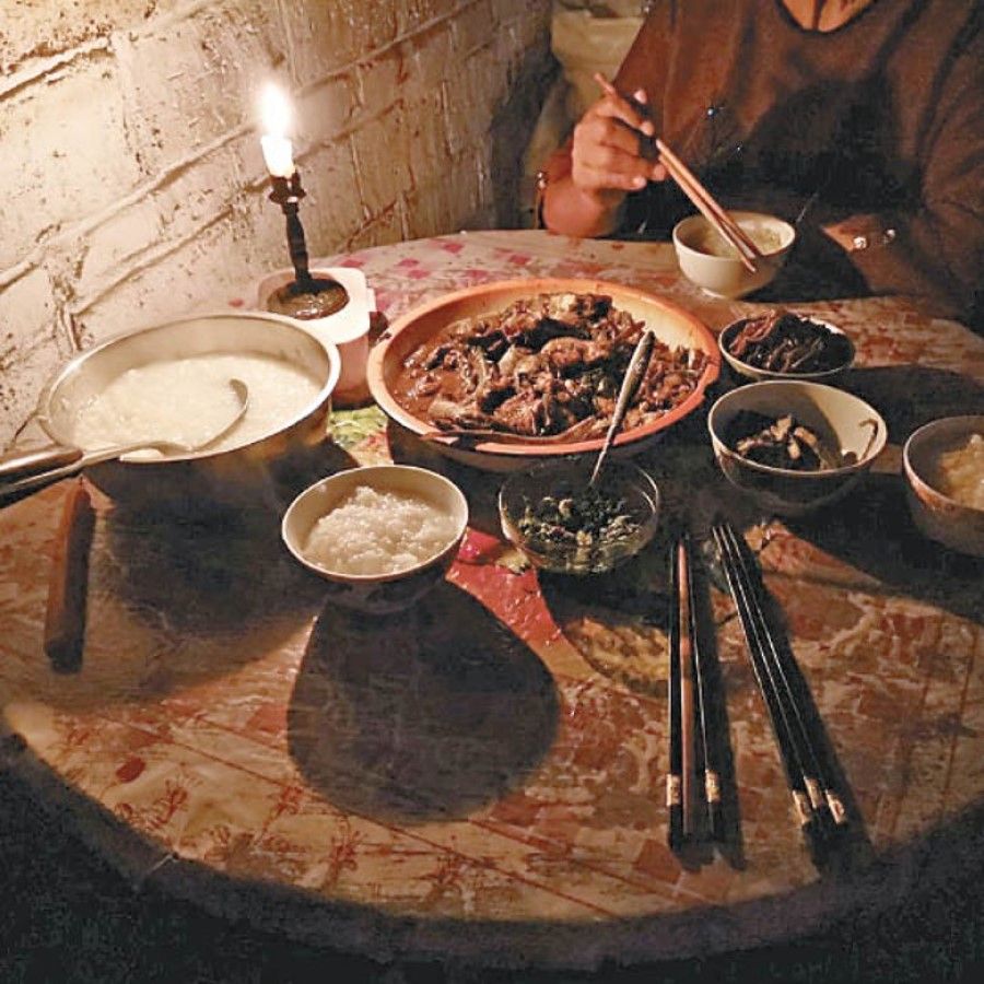 Residents in Heilongjiang having a meal by candlelight. (Internet/SPH)