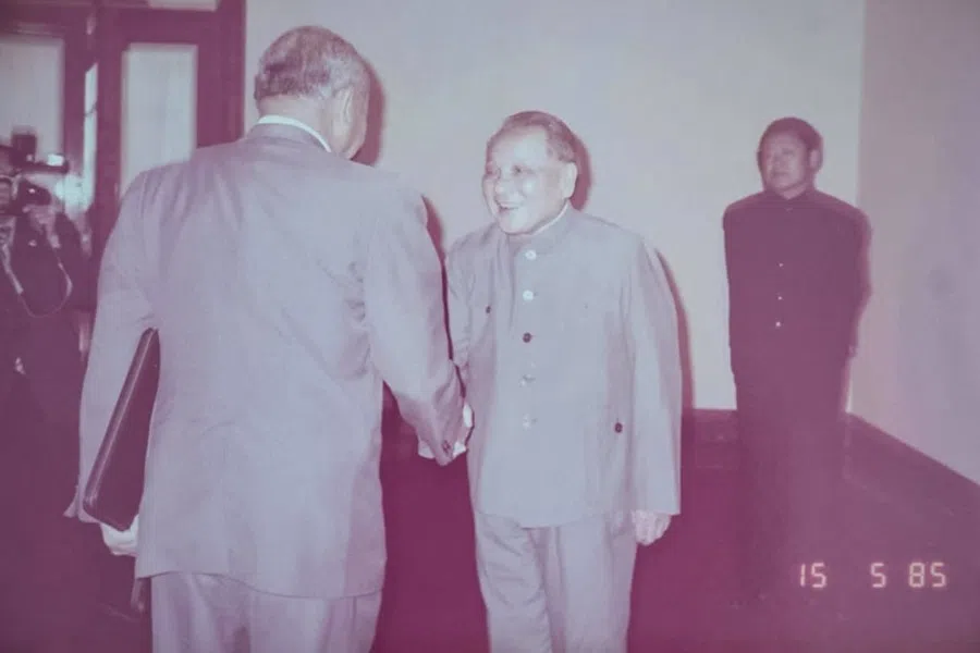 Goh meets with Deng in Beijing in May 1985. (Photo provided by interviewee)