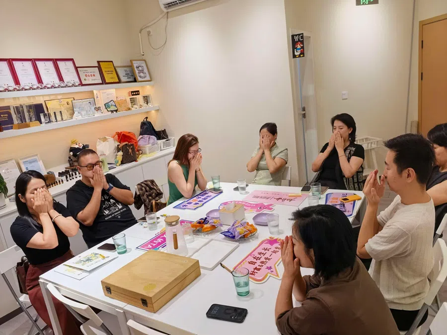 Participants at an aromatherapy salon in Guangzhou.